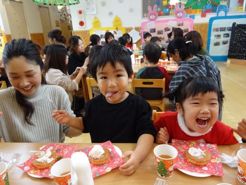 園児 園庭で園児に囲まれる保育士の中島季歩さん。子どもたちとの距離 ...